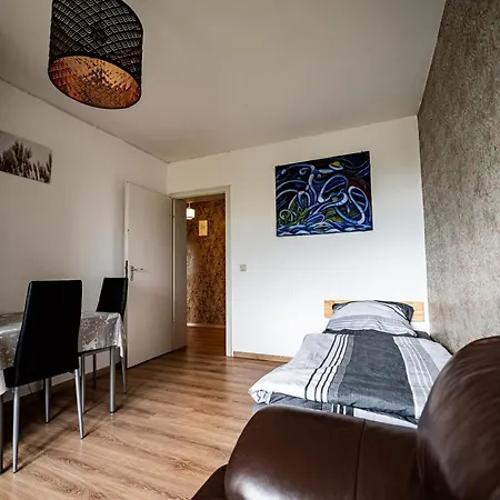 Apartment Mit Balkon, Perfekt Als Monteurwohnung Oder Stundentenwohnung *
