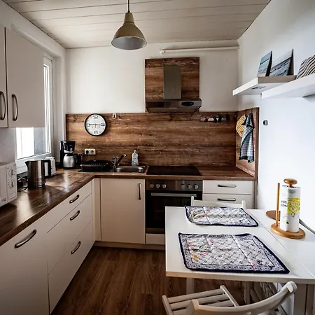 公寓 Mit Balkon, Perfekt Als Monteurwohnung Oder Stundentenwohnung